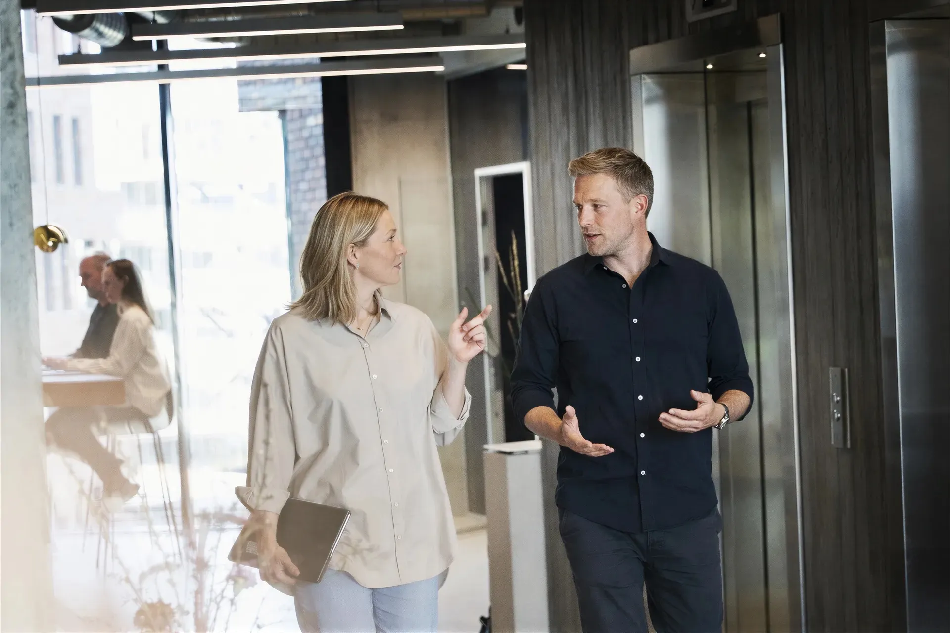 To kolleger i samtale på et kontor