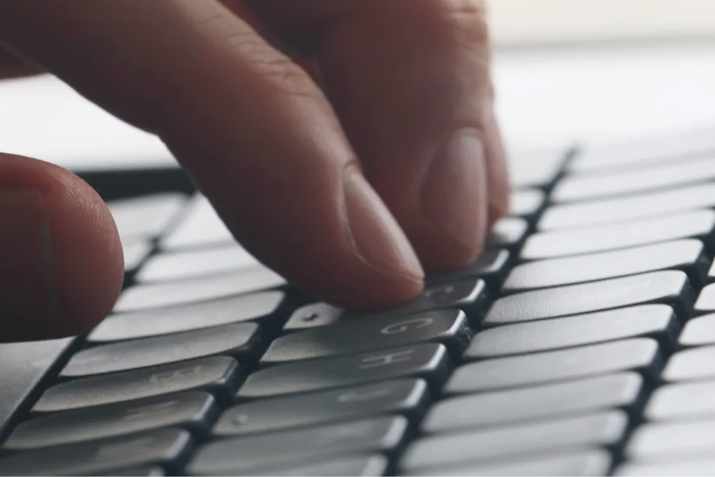 Hænder på et tastatur i nærbillede