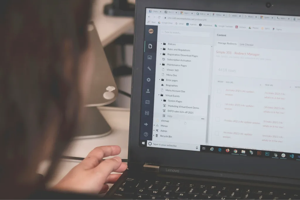 Person ved laptop med dashboard på skærmen